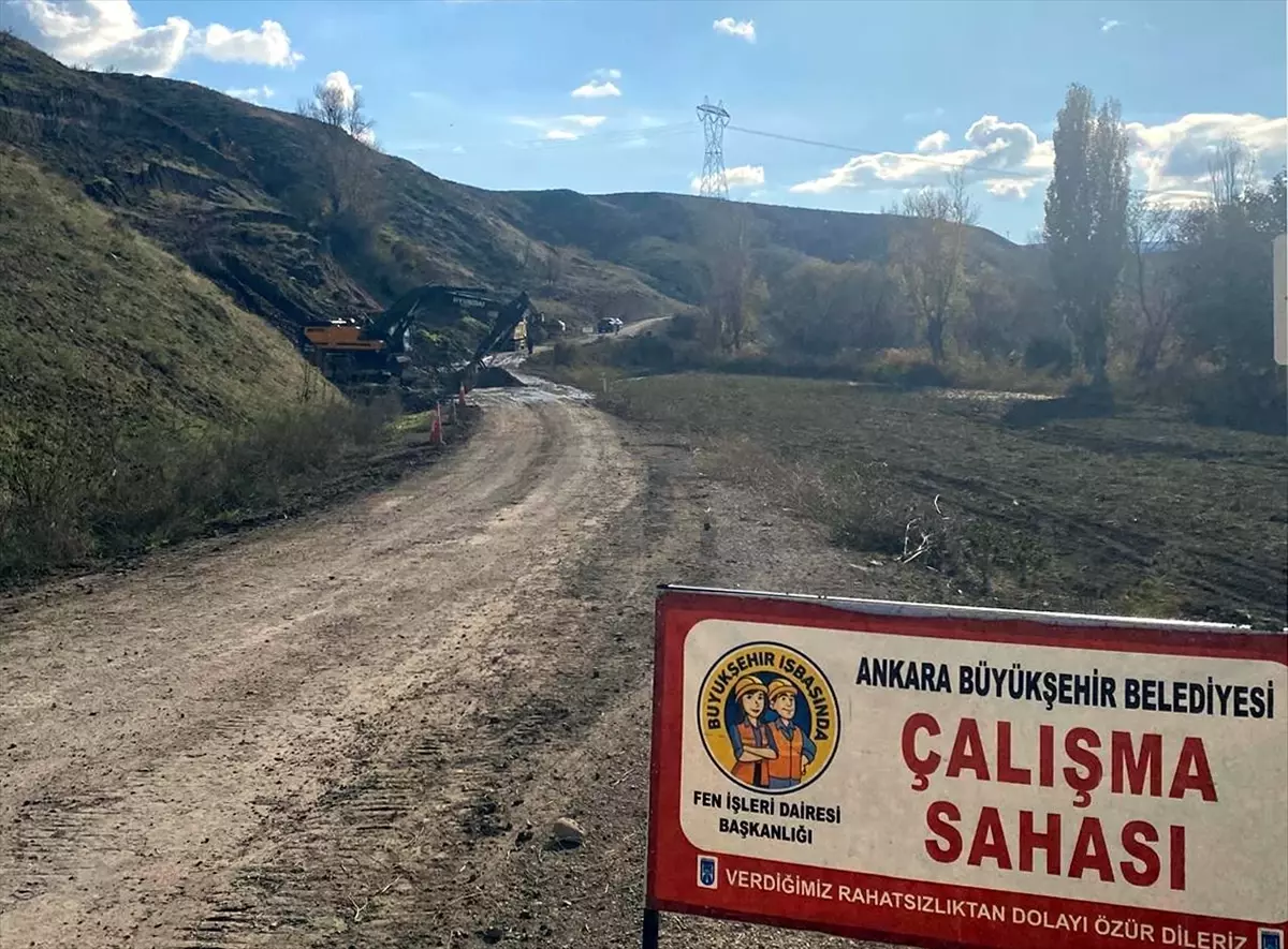 Beypazarı\'nda Toprak Kayması, Yol Kapandı