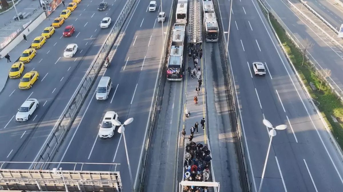 Metrobüs durağında akıl almaz olay: Engelli vatandaş feci şekilde can verdi