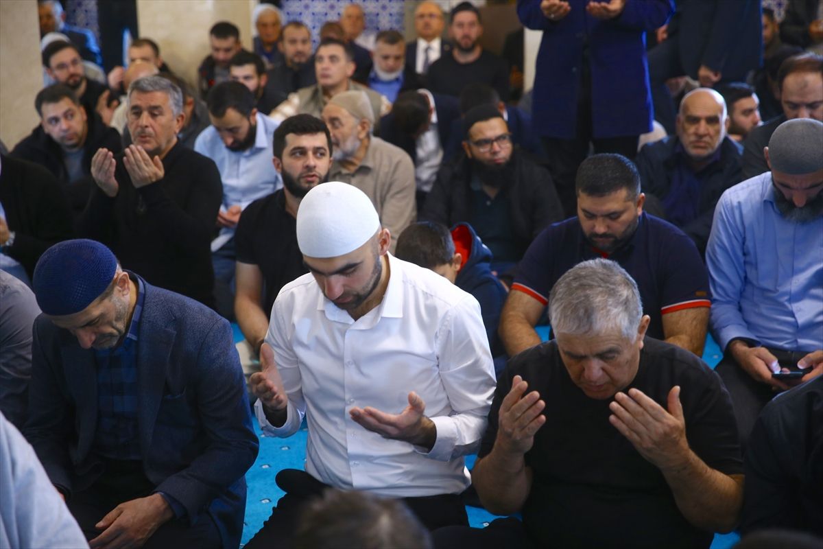 Gürcistan\'da düşen uçakta şehit olan askerler için Bakü\'de gıyabi cenaze namazı kılındı