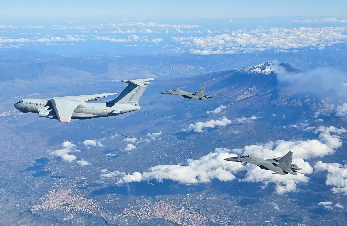 Hindistan\'da Eğitim Uçağı Düştü