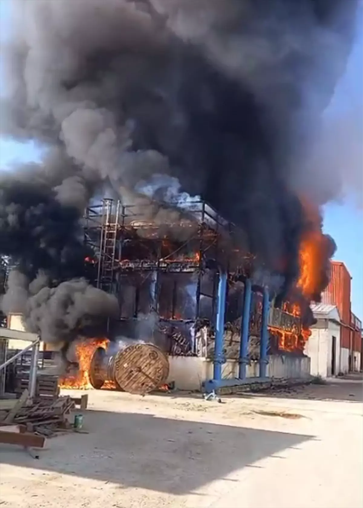 Ödemiş\'te Salça Fabrikasında Yangın