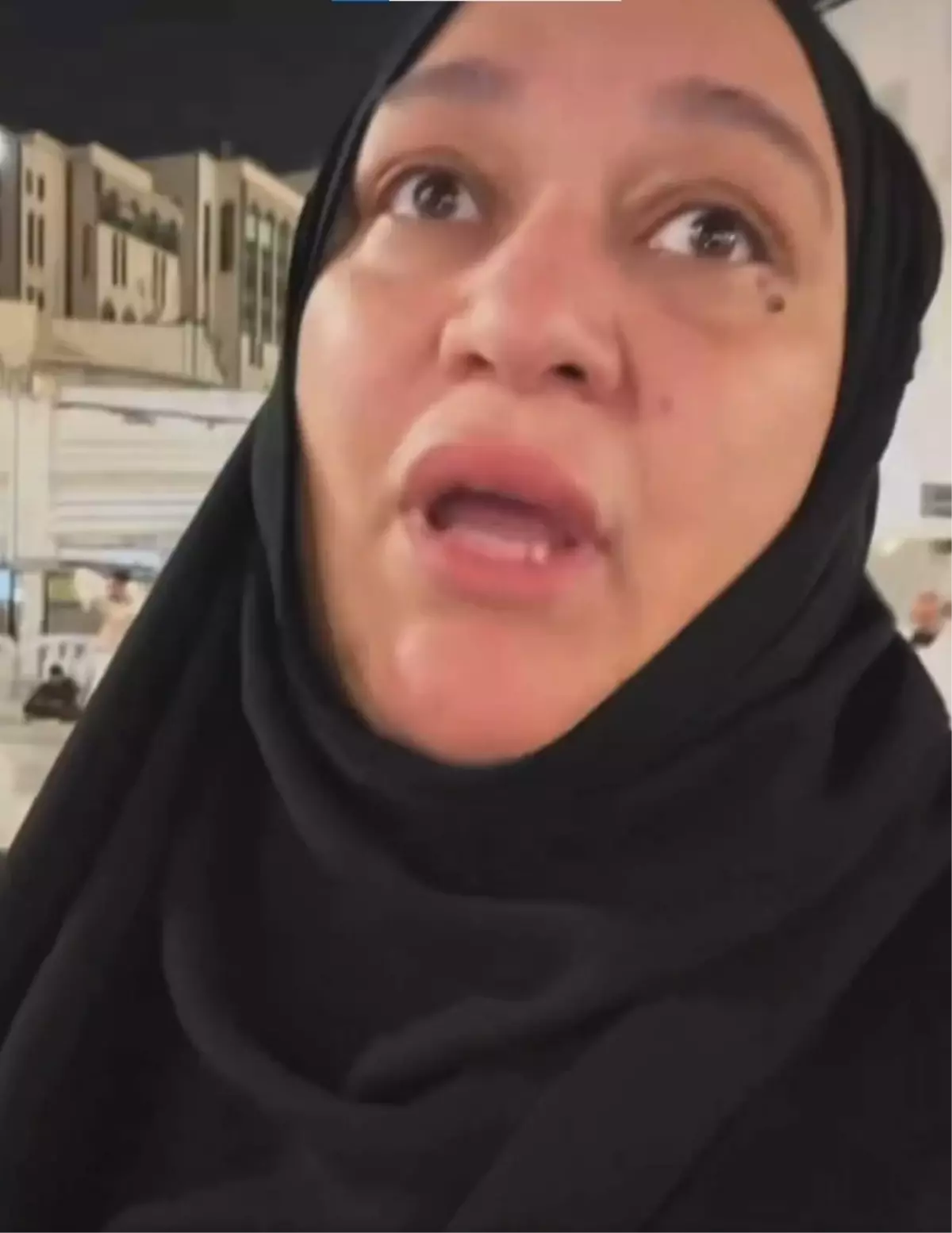 Kabe\'ye giden kadından skandal video: Nasıl yakışıklılar biliyor musun?