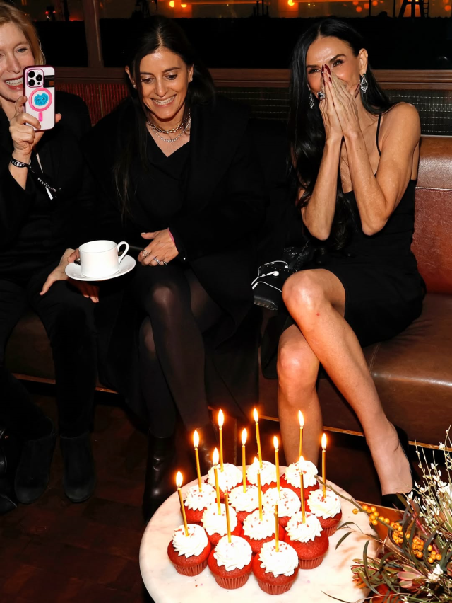 Kim der 63 yaşında? Ünlü yıldız galada göz kamaştırdı Kim der 63 yaşında? Ünlü yıldız galada göz kamaştırdı