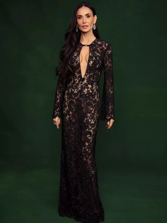 Kim der 63 yaşında? Ünlü yıldız galada göz kamaştırdı Kim der 63 yaşında? Ünlü yıldız galada göz kamaştırdı