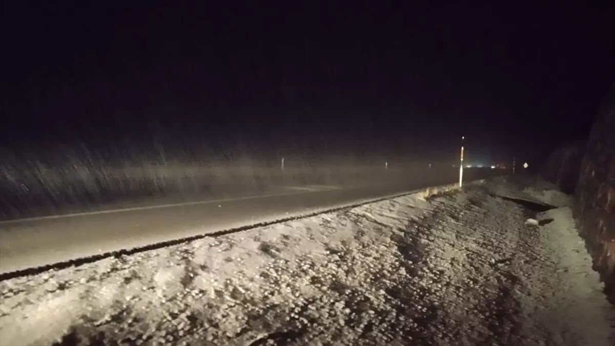 Malatya-Kayseri Yolu\'nda Kar Yağışı Etkili