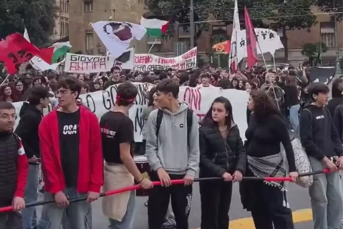 Öğrencilerden Meloni\'ye İsrail protestosu 