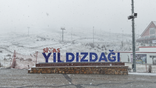 Meteoroloji sarı kodla uyarmıştı! Sivas'a lapa lapa kar yağdı