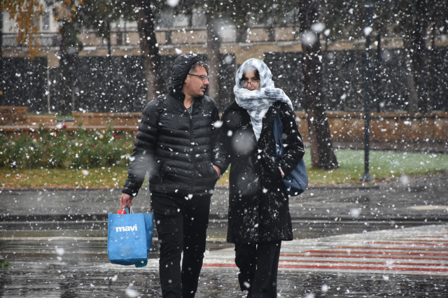 Meteoroloji sarı kodla uyarmıştı! Sivas'a lapa lapa kar yağdı