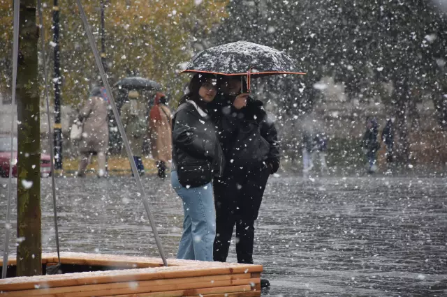 Meteoroloji sarı kodla uyarmıştı! Sivas'a lapa lapa kar yağdı