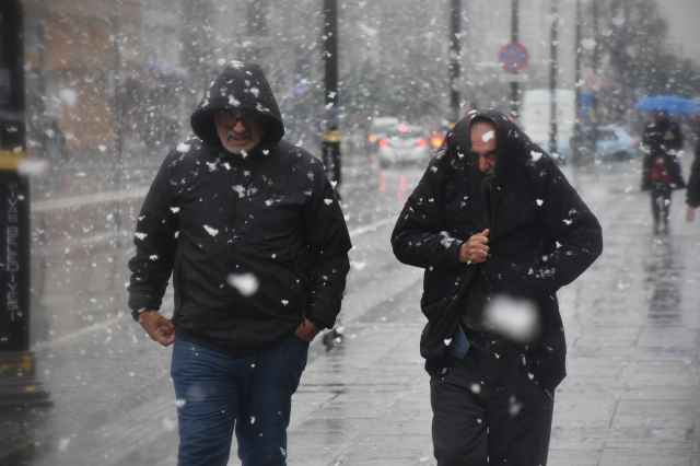 Meteoroloji sarı kodla uyarmıştı! Sivas'a lapa lapa kar yağdı