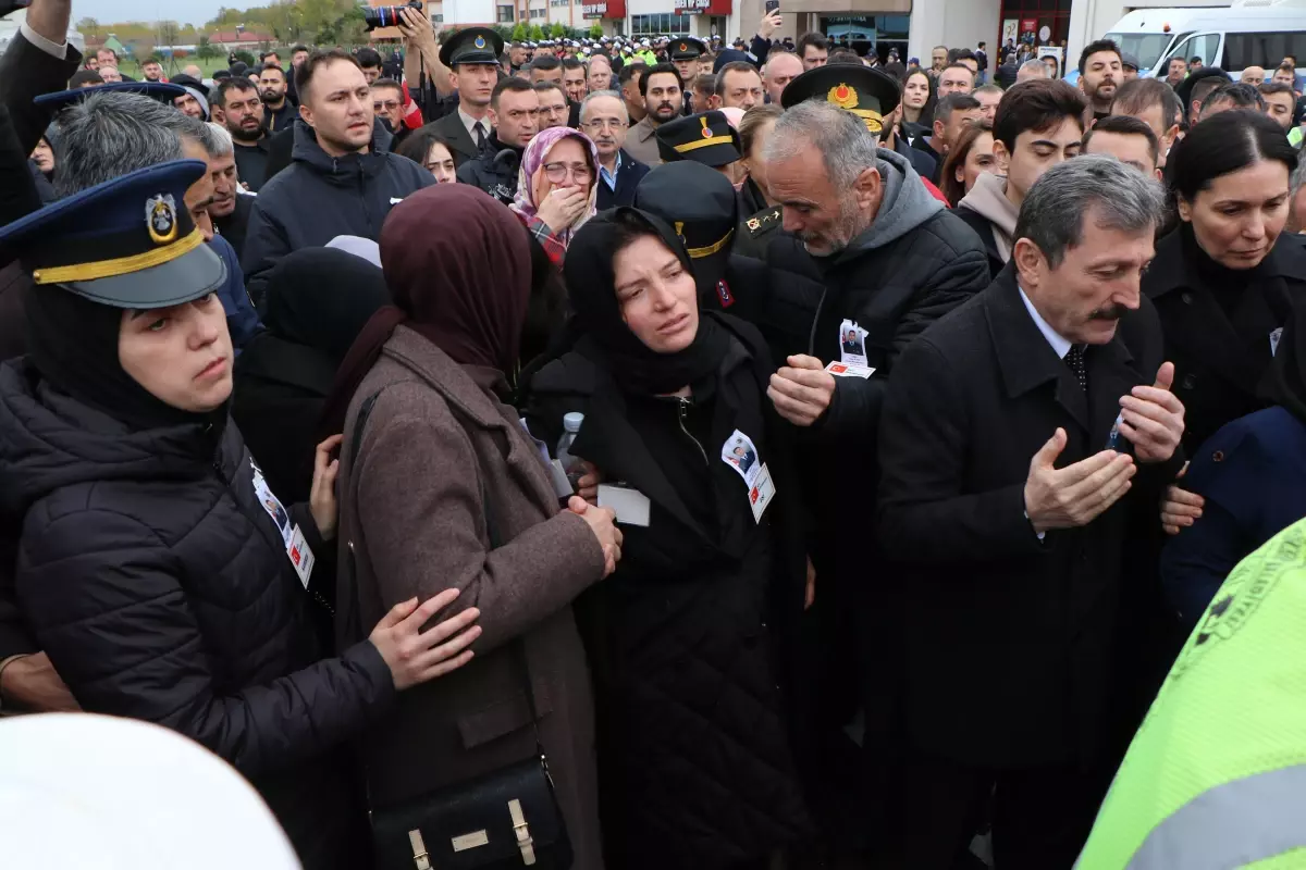 Şehit ağabeyinin cenazesini, asker selamıyla karşıladı