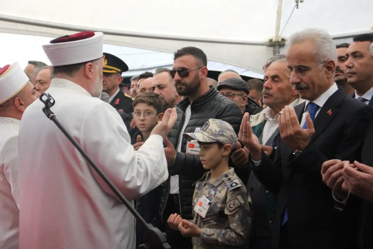 Şehit Astsubay Başçavuş Akın Karakuş, Sakarya\'da son yolculuğuna uğurlandı (2)