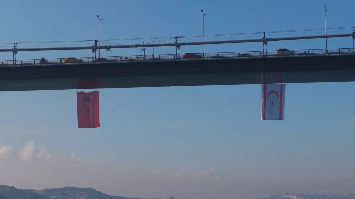 KKTC\'nin 42. Yılı 15 Temmuz Şehitler Köprüsü\'nde Kutlandı