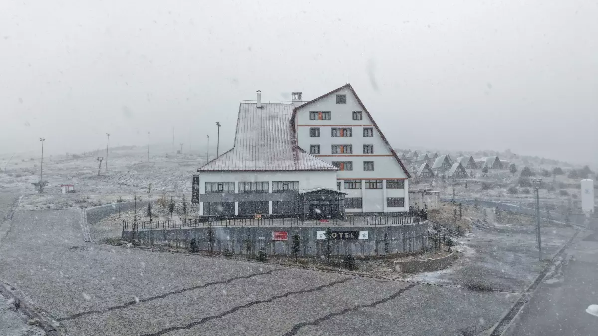 Meteoroloji sarı kodla uyarmıştı! Sivas\'a lapa lapa kar yağdı