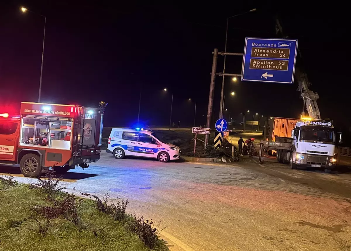 Ezine\'de TIR ile Traktör Çarpıştı: İki Ölü