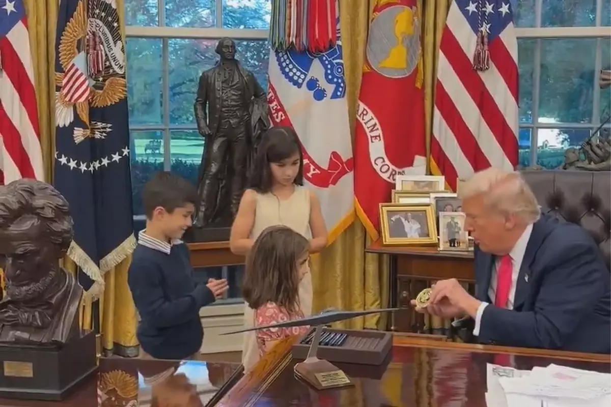 Trump\'tan Oval Ofis\'te çocuklara cömert hediyeler