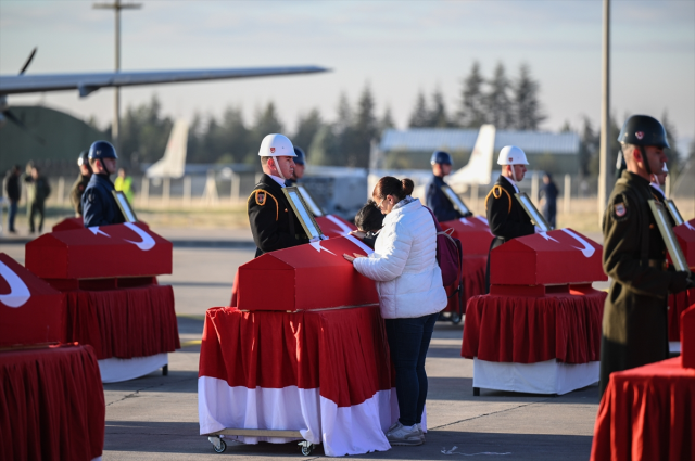 Türkiye, 20 şehidini uğurluyor! Törende yürek yakan görüntü