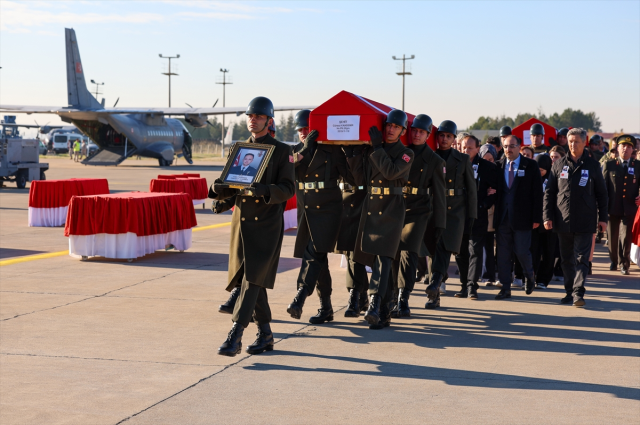 Türkiye, 20 şehidini uğurluyor! Törende yürek yakan görüntü