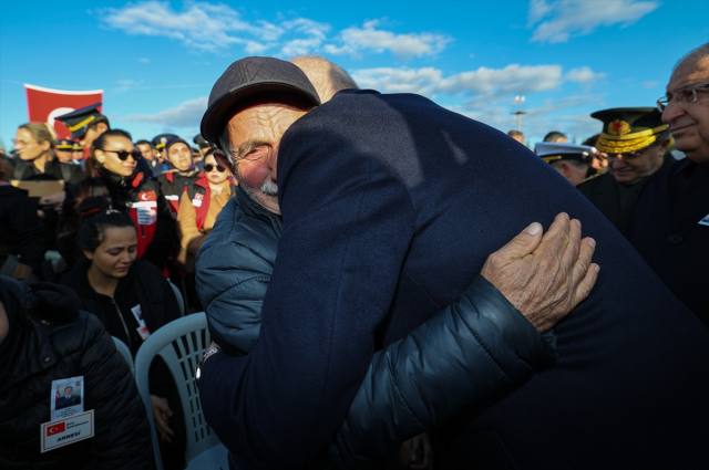 Türkiye, 20 şehidini uğurluyor! Törende yürek yakan görüntü