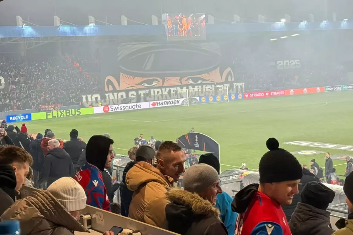 \'\'Türklerle savaş olmalı\'\' pankartı açan takıma UEFA\'dan şaka gibi ceza