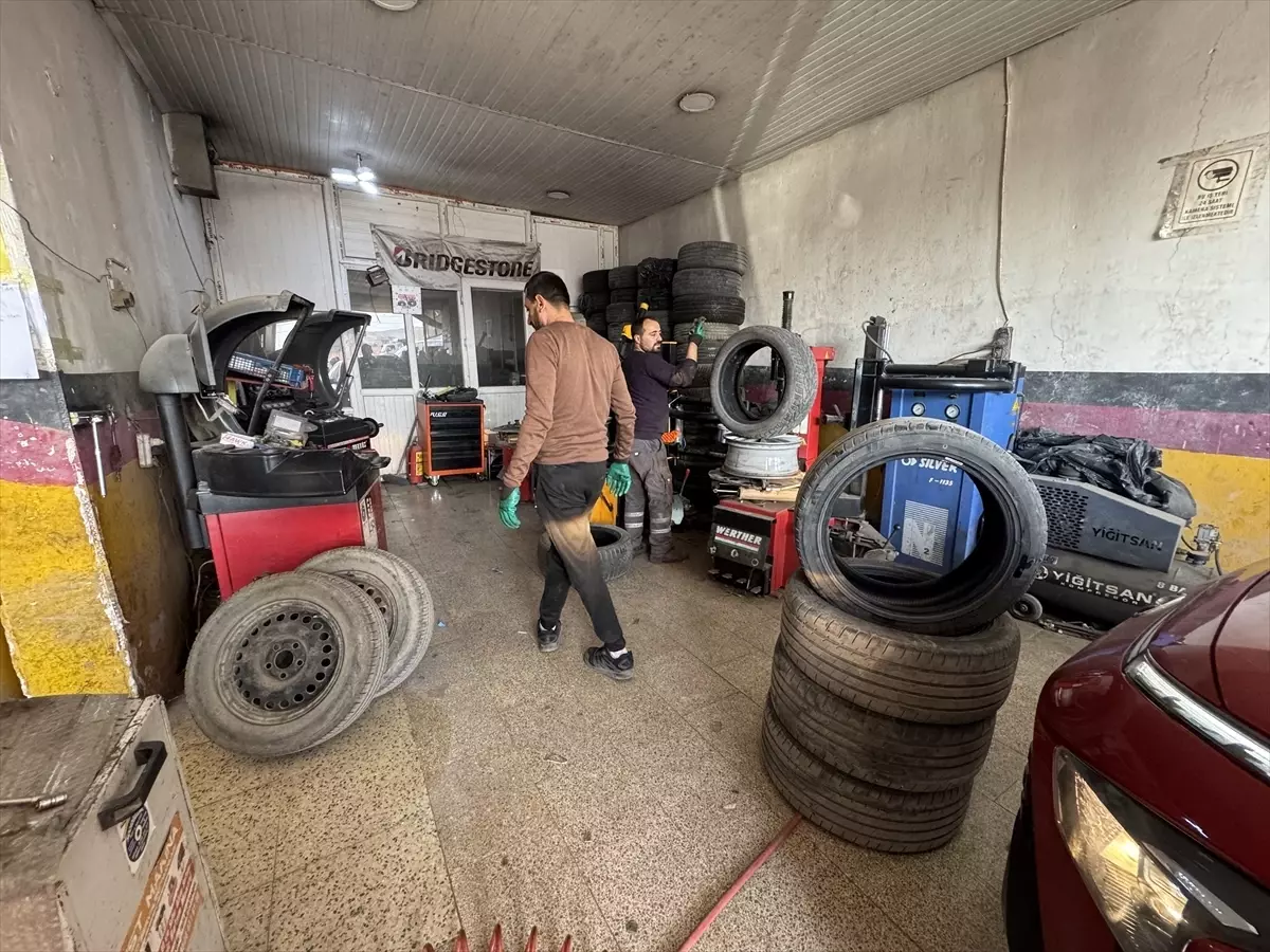 Yüksekova\'da Kış Lastiği Yoğunluğu