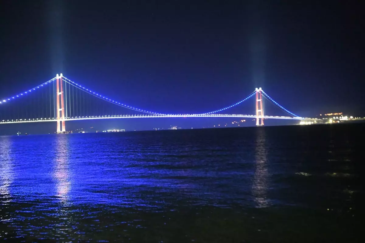 Dünya Diyabet Günü İçin Köprü Mavi Işıklarla Aydınlatıldı