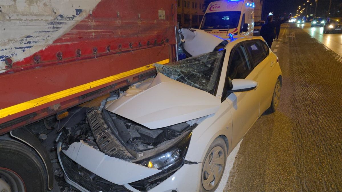 İnegöl\'de Park Halindeki Tıra Çarpan Otomobilin Sürücüsü Ağır Yaralandı