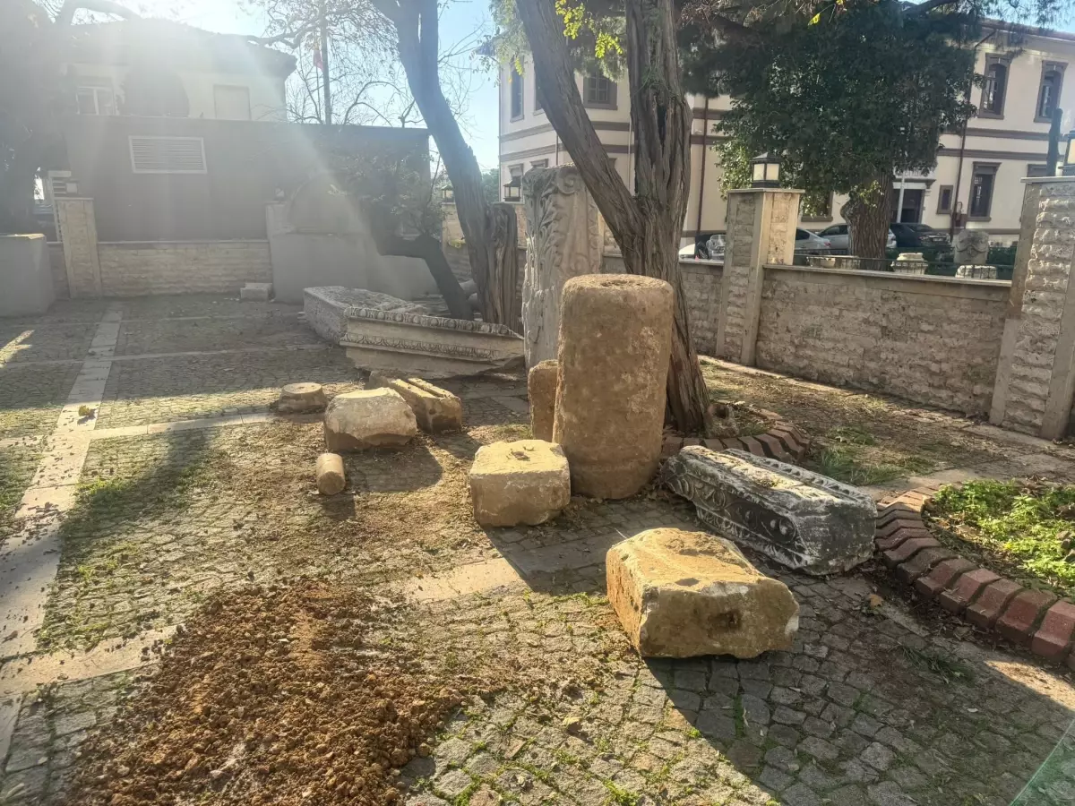 Erdek\'te Bizans Dönemine Ait Sütun Kalıntıları Bulundu