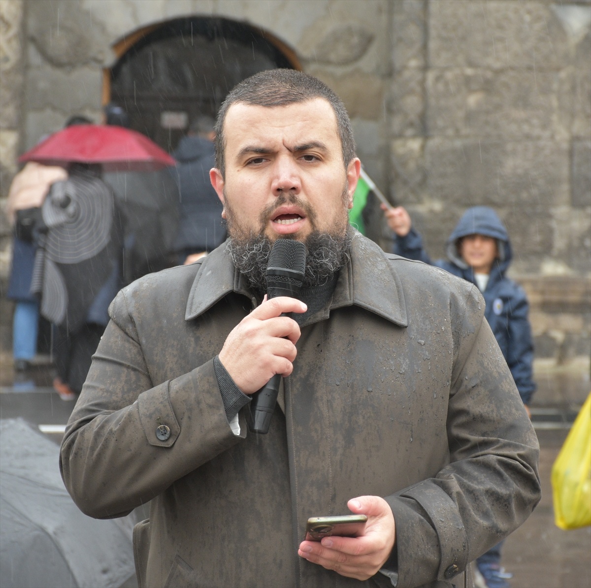 Erzurum\'da sağlık çalışanları yağmurlu havaya rağmen Gazze için yürüdü