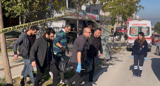 Eski sevgilisi Yasemin'i börekçide katlettikten sonra kafasına sıktı Eski sevgilisi Yasemin'i börekçide katlettikten sonra kafasına sıktı