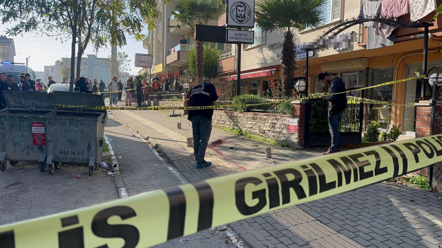 Eski sevgilisi Yasemin'i börekçide katlettikten sonra kafasına sıktı Eski sevgilisi Yasemin'i börekçide katlettikten sonra kafasına sıktı