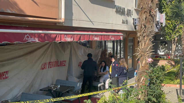 Eski sevgilisi Yasemin'i börekçide katlettikten sonra kafasına sıktı Eski sevgilisi Yasemin'i börekçide katlettikten sonra kafasına sıktı