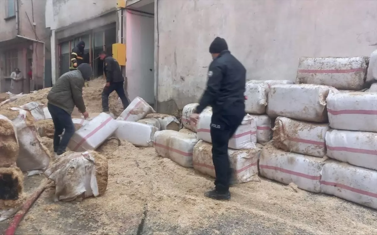 Gölköy\'de Depo Yangını Kontrol Altına Alındı