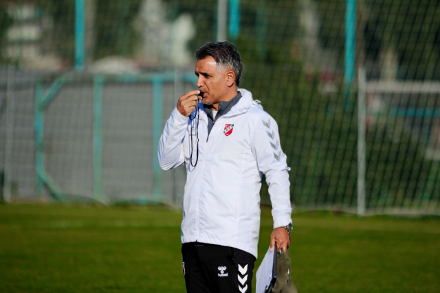 Hem teknik direktör hem de beden eğitimi öğretmeni! İnternetten izleyip futbolcu buluyor Hem teknik direktör hem de beden eğitimi öğretmeni! İnternetten izleyip futbolcu buluyor