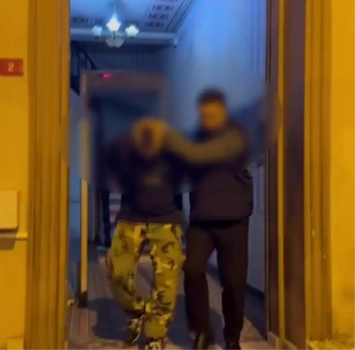 Bahadır Ünlü Hırsızlık İddiasıyla Çalışanını Darbetti