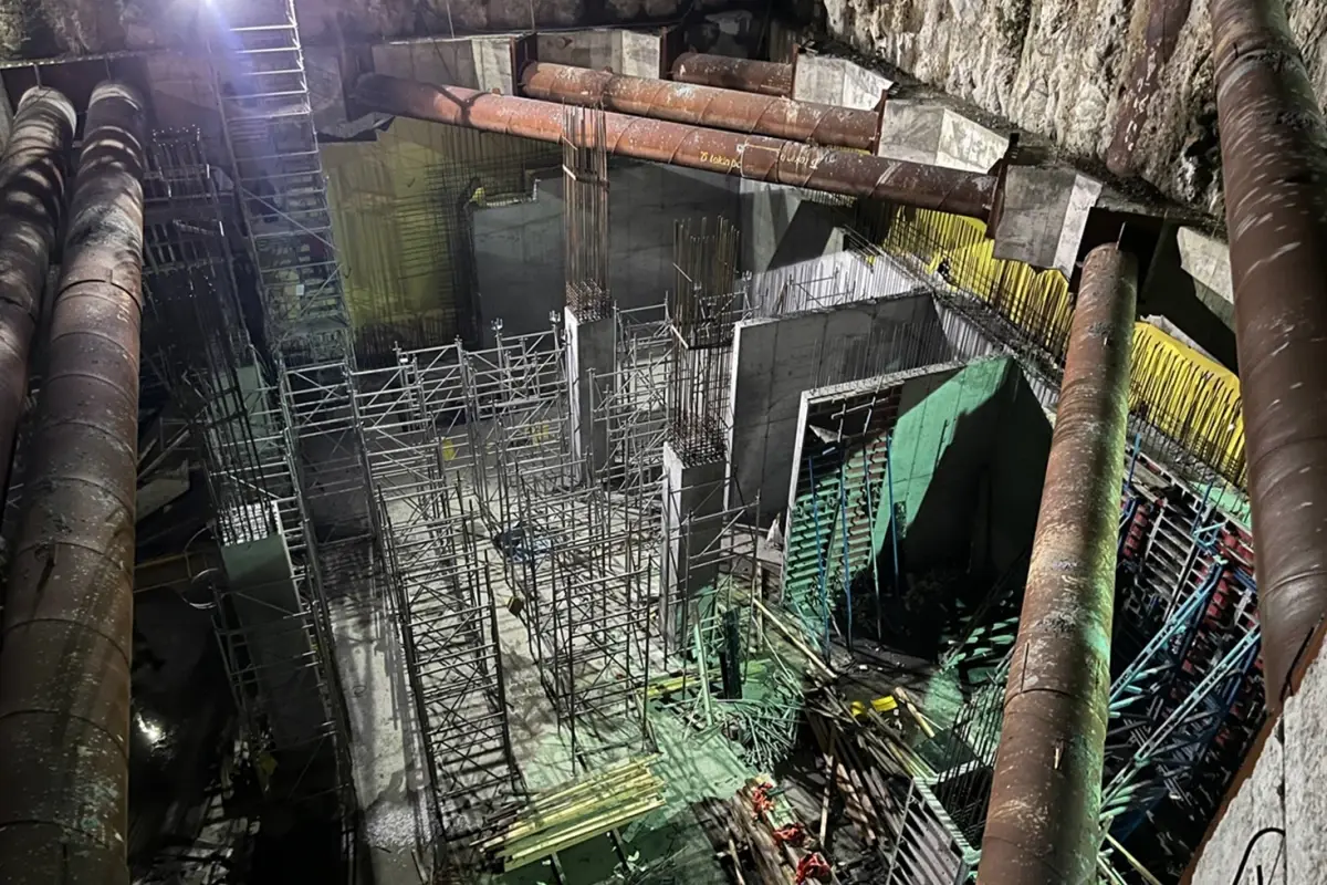 İstanbul\'da metro inşaatında iskele çöktü: 2 yaralı, 1 işçi hayatını kaybetti