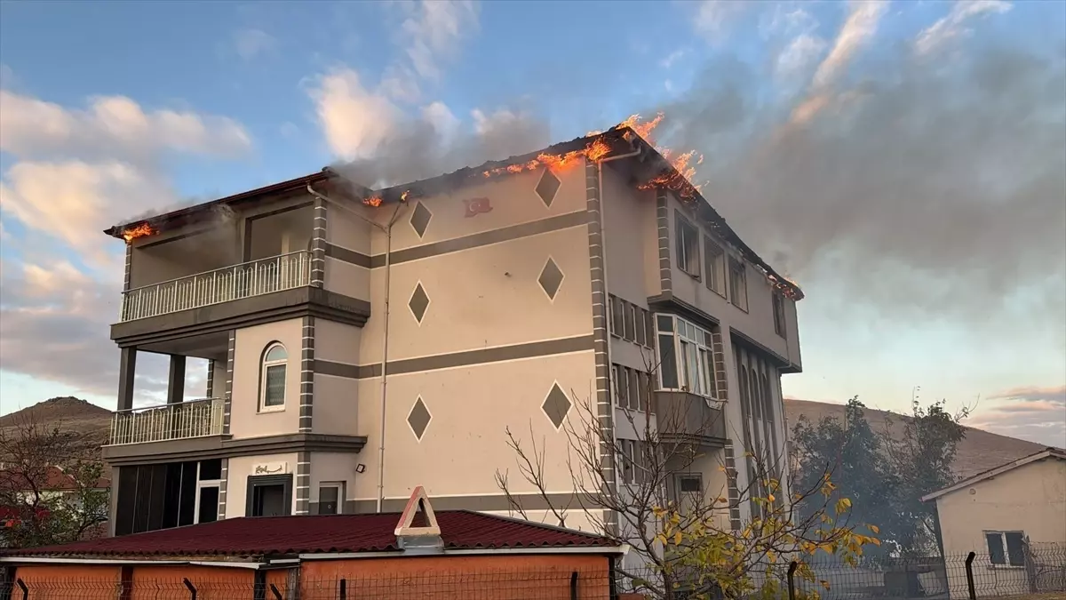 Kulu\'da Üç Katlı Binada Yangın