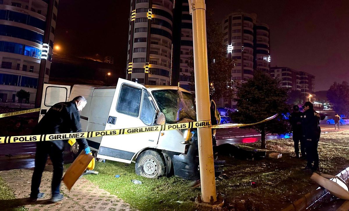 Malatya\'da Kaza: Minibüs Sürücüsü Hayatını Kaybetti