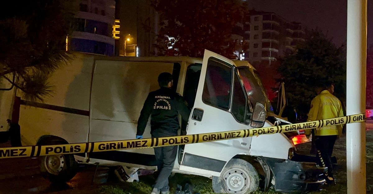 Trambüs Direğine Çarpan Minibüs Kazası