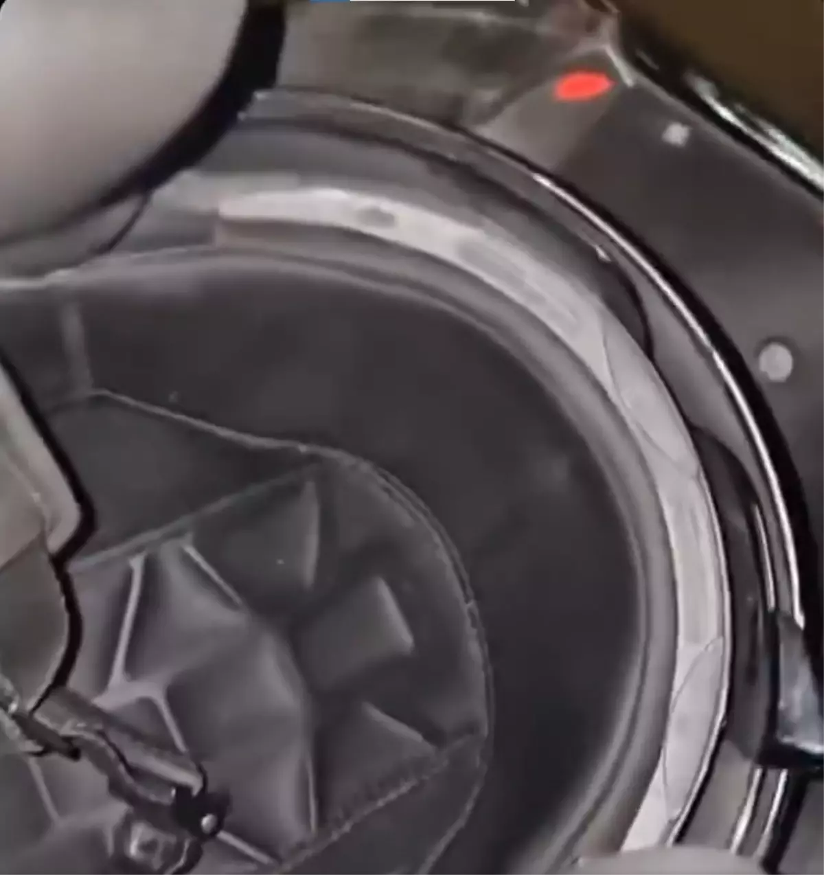 Motosiklet kaskının içinden çıkan şey inanılmaz