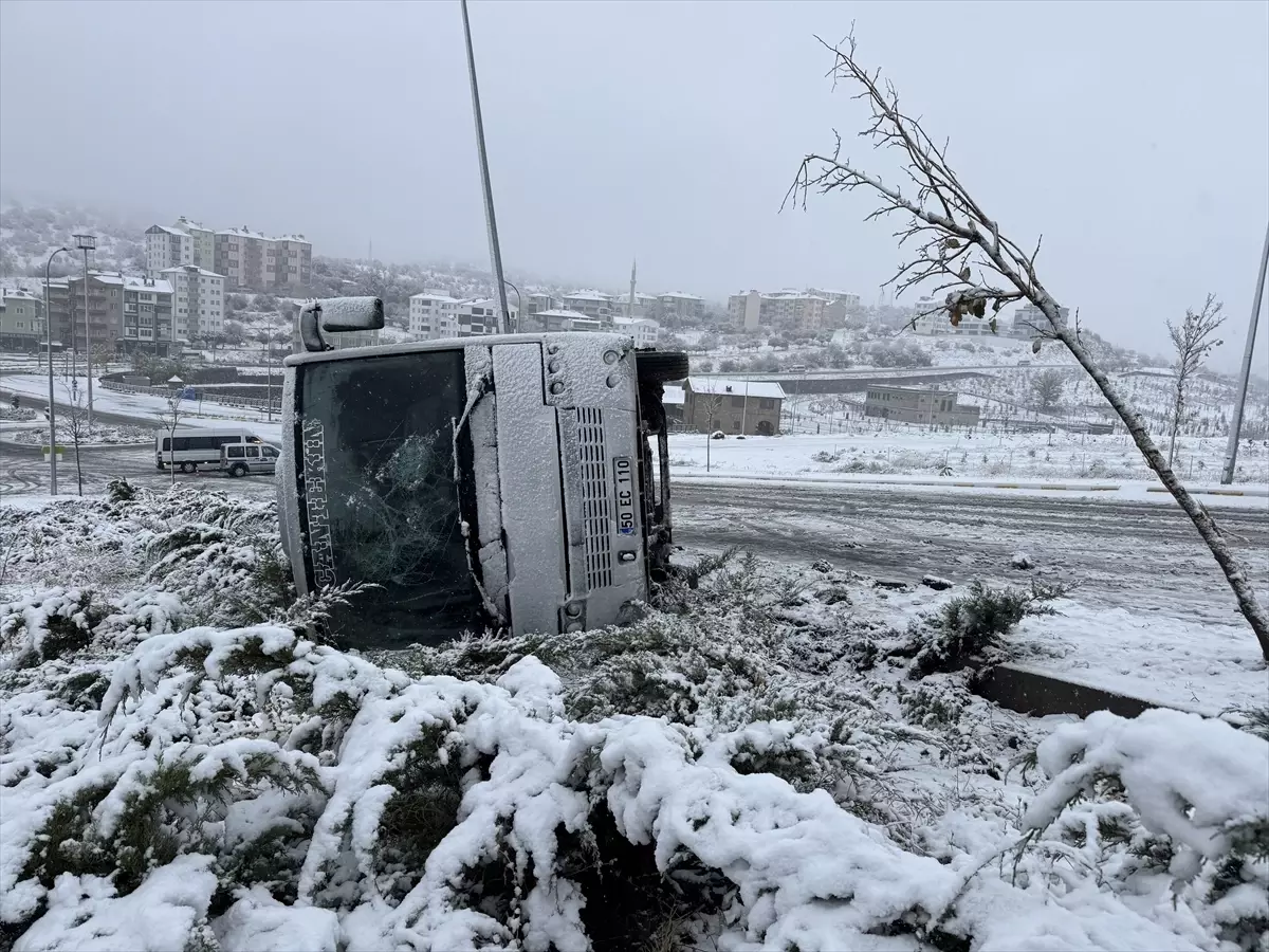 Nevşehir\'de İşçi Servisi Devrildi: 14 Yaralı