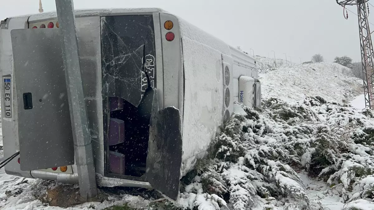Nevşehir\'de Midibüs Devrildi: 14 Yaralı