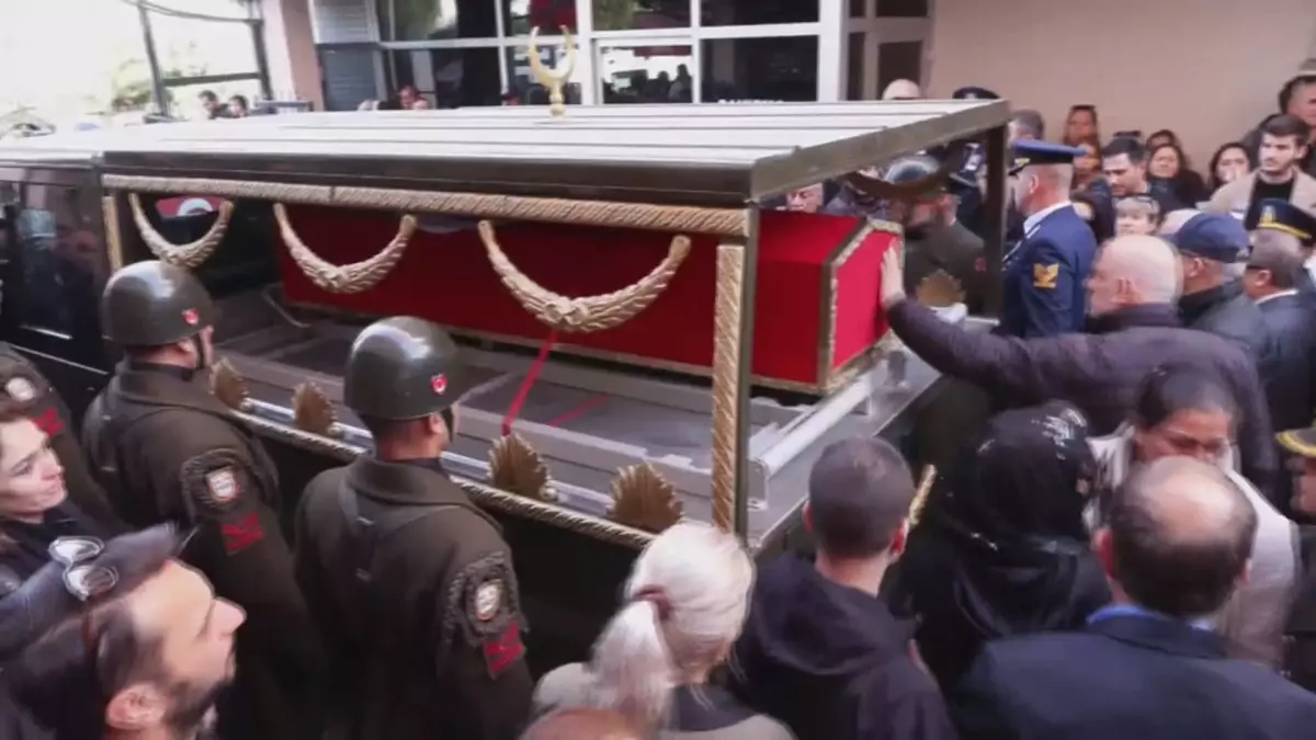 Şehit Gökhan Korkmaz\'ın naaşı helallik için evinin önüne getirildi