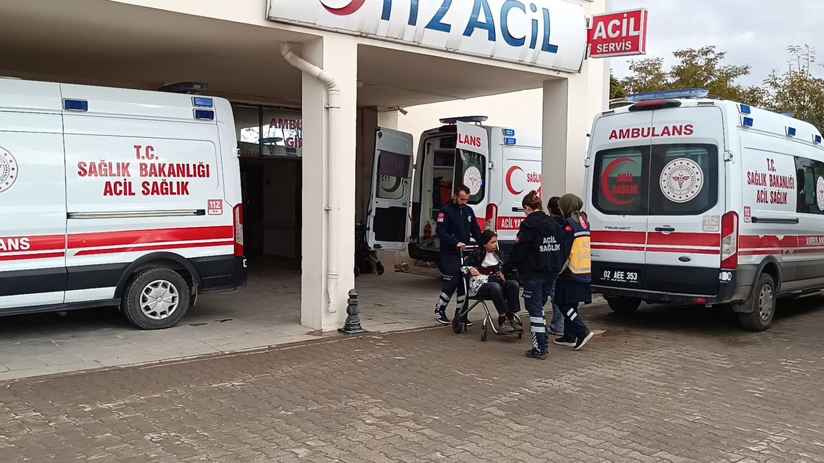 Besni\'de Otomobil Şarampole Devrildi: 5 Yaralı