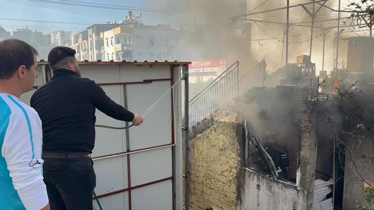 Antalya\'da Yangında Yaşlı Çift Kurtarıldı