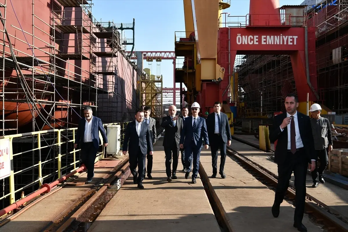 Görgün, Tuzla Tersanelerini Ziyaret Etti