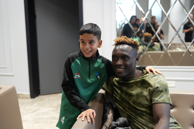 Galatasaray'a da gol atan Agyei'ye sevgi seli