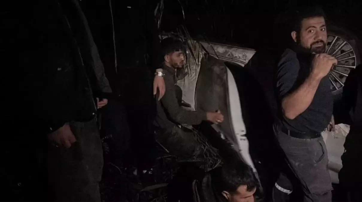 Dur ihtarına uymadı, kaza yaptı! Araçtan 9 göçmen çıktı