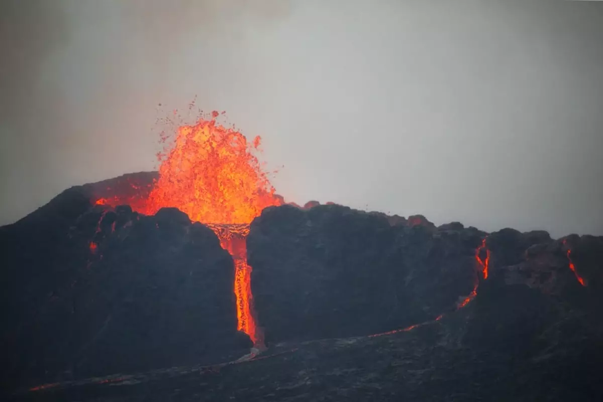 Japonya\'da dev patlama: Sakurajima\'dan göğe kül yağdı