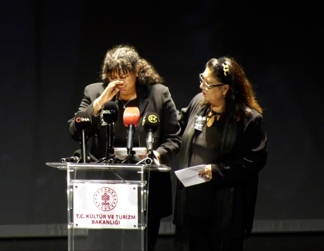 Muazzez Abacı'nın torunu törende gözyaşlarına boğuldu: Onun sayesinde Atatürk'ü çok sevdim Muazzez Abacı'nın torunu törende gözyaşlarına boğuldu: Onun sayesinde Atatürk'ü çok sevdim